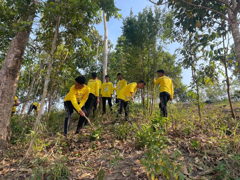 Cegah Titik Api, Gubernur Kalsel Beserta Pasukan Elang Darat Bersihkan Semak Belukar