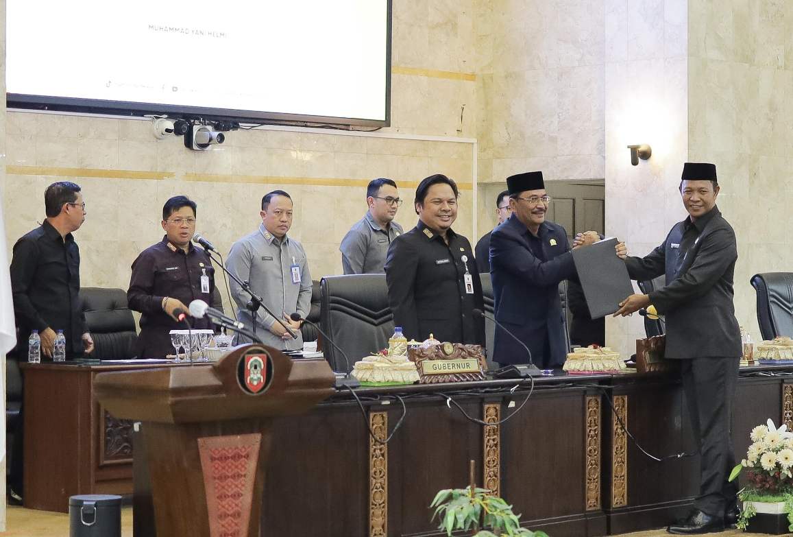 Gubernur Sampaikan Penghargaan DPRD Kalsel Setujui Raperda P4GN Serta Raperda Pajak dan Retribusi Daerah Jadi Perda