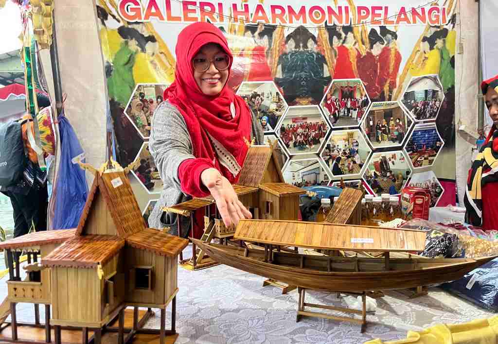 Stand KPI Kalsel di Gelaran Religi Expo 8; Perjuangkan Isu Perdamaian dan Kesetaraan Gender