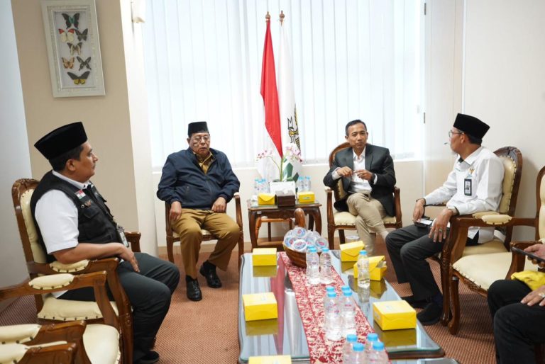 Peduli Palestina; Gubernur Kalsel Serahkan Bantuan Rp 4,4 M dari Masyarakat Banua ke BAZNAS RI Untuk Palestina