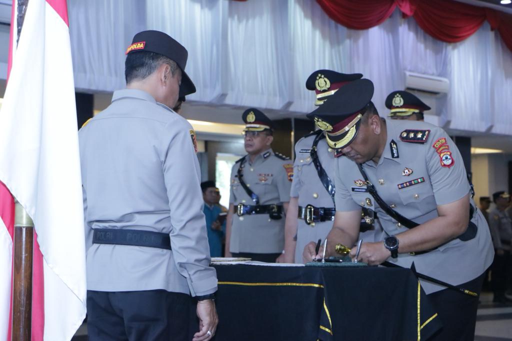 Kapolda Andi Rian, Pimpin Sertijab Direktur, Wadir Krimsus dan 2 Kapolres di Kalsel