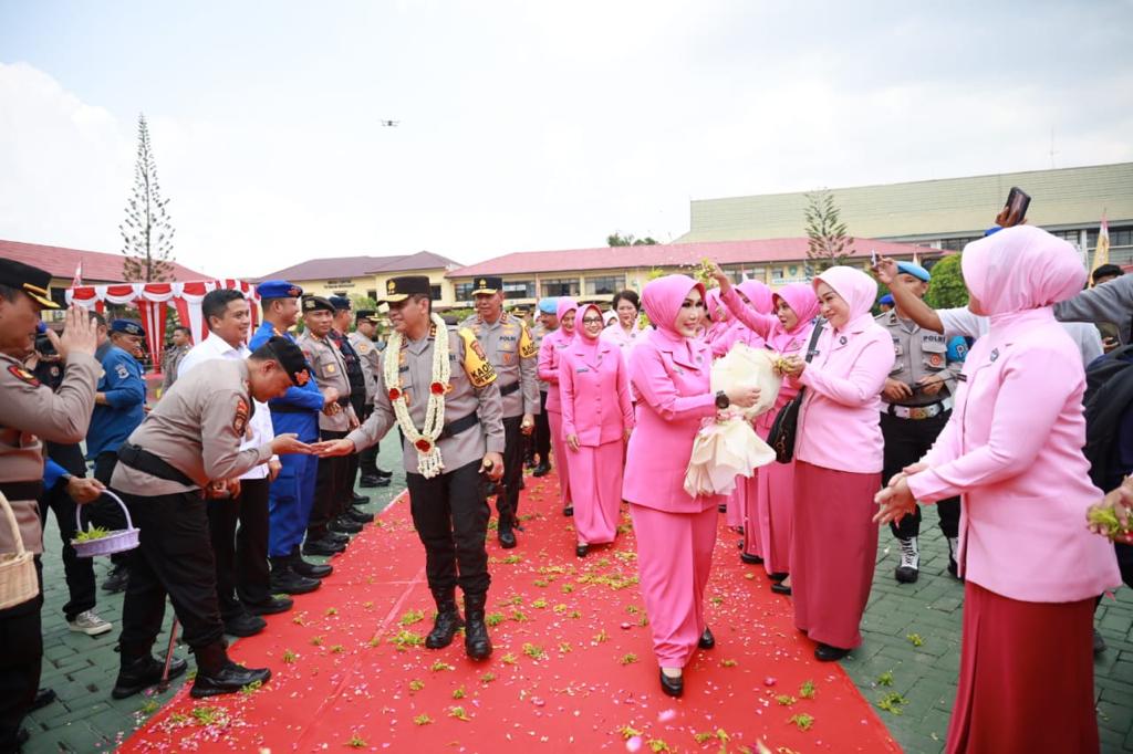 Kapolda Kalsel Irjen Pol Winarto Disambut Farewell Parade, Andi Rian R Djajadi : Saya Yakin Dia Dapat Lanjutkan Visi-Misi Polri Presisi