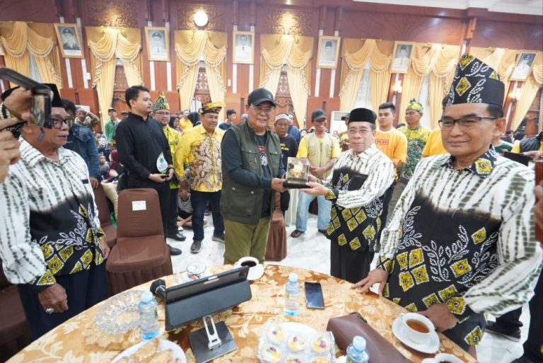 Bubuhan Banjar Kalteng Gembira Bersilaturahmi dengan Paman Birin dan Warga Banua