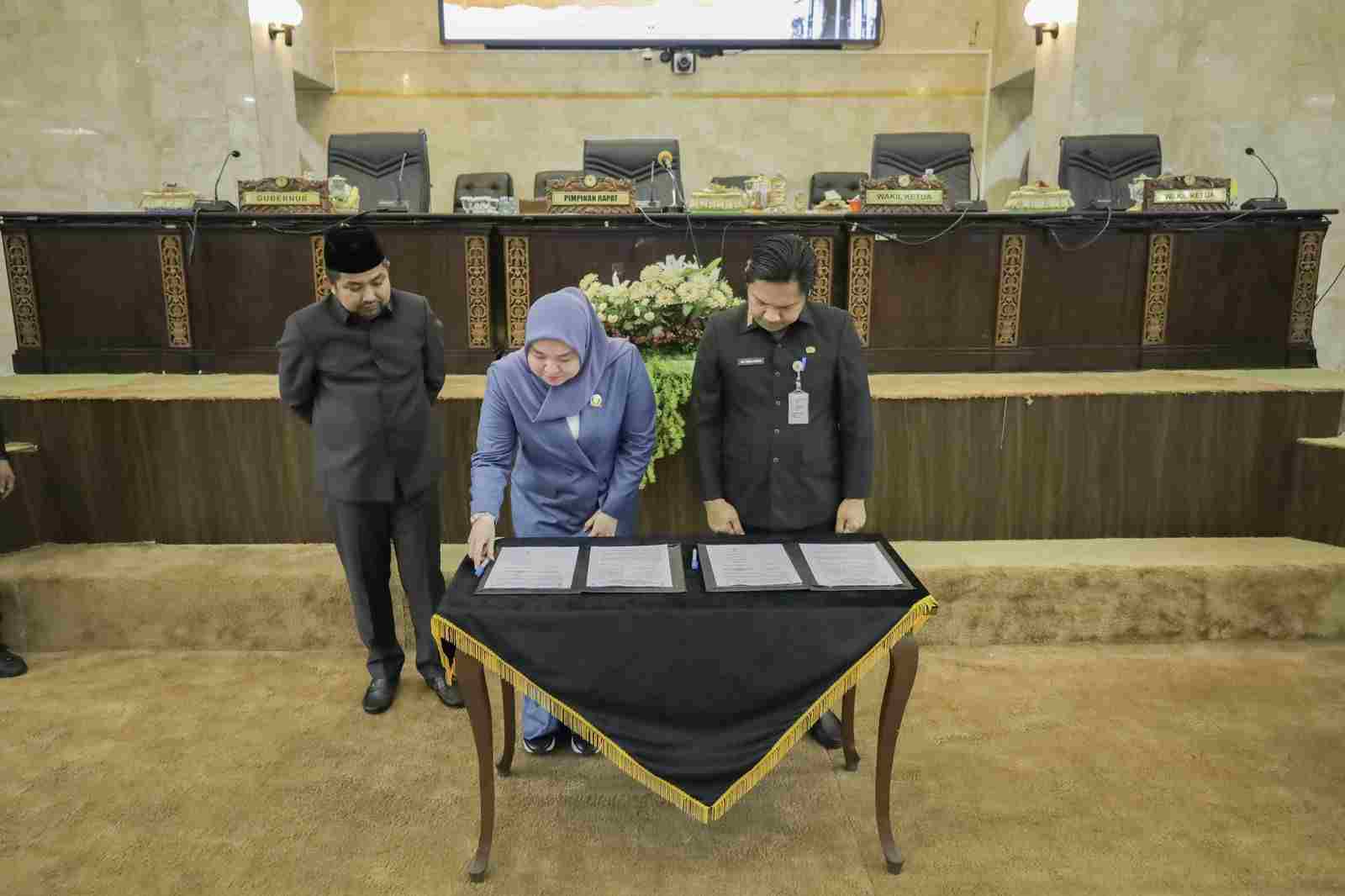 DPRD Kalsel Serahkan Rekomendasi Untuk LKPj Gubernur Tahun 2023