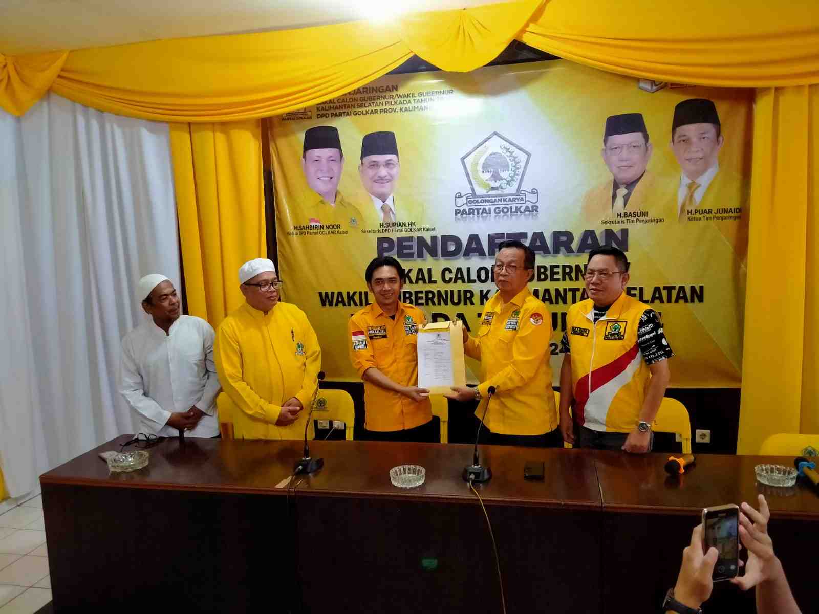 Dapat Rekomendasi DPP, Hasnuriyadi Serahkan Berkas Lamaran Balongub Ke DPD Golkar Kalsel