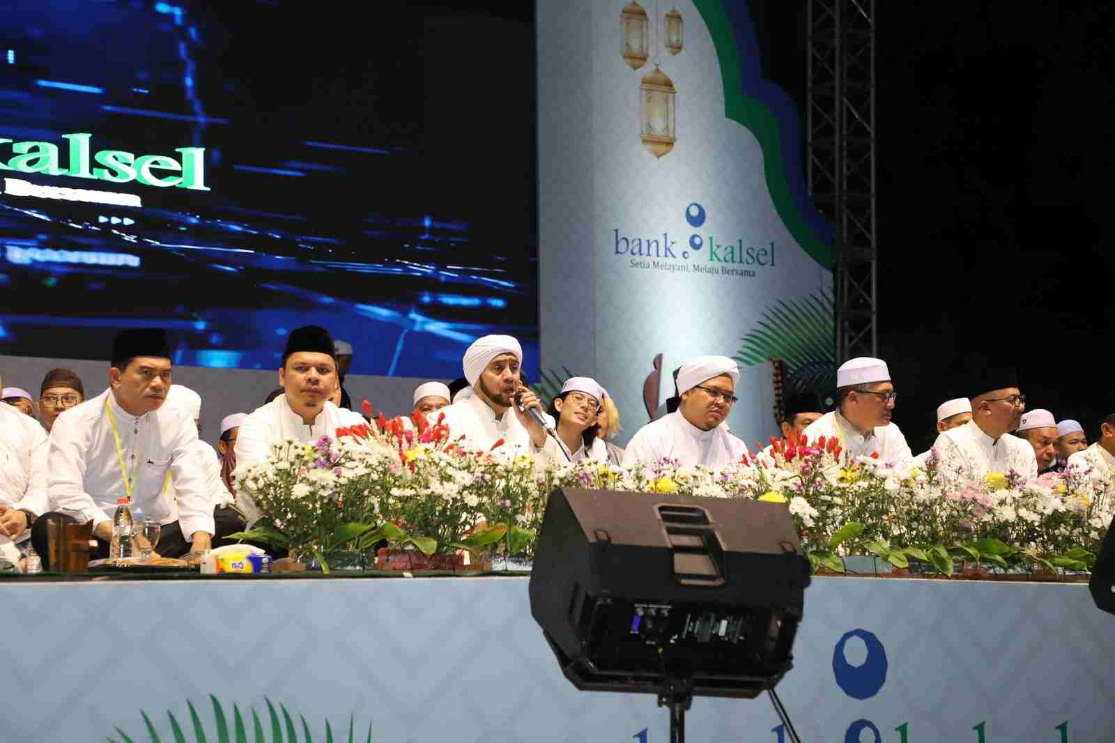Ribu Jemaah Padati Sabilal Muhtadin Dalam Bank Kalsel Bershalawat Bersama Habib Syech bin Abdul Qodir Assegaf
