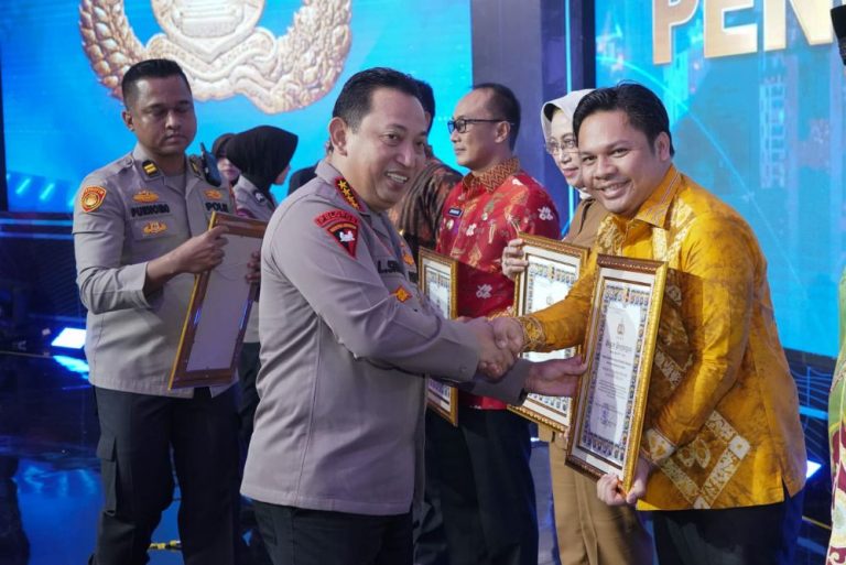 Dukung Pengembangan Tertib Lalulintas di Banua, Paman Birin Terima Penghargaan Kapolri