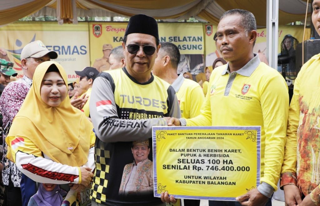 Paman Birin dan Acil Odah Tinjau Sunatan Massal hingga Serahkan Bantuan saat Turdes di Balangan