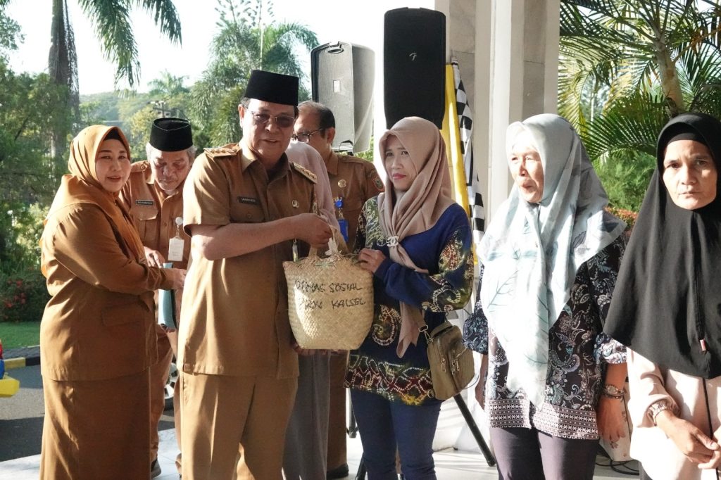 Program Keluarga Harapan, Paman Birin dan Acil Odah Bagikan 9 Ribu Paket Sembako