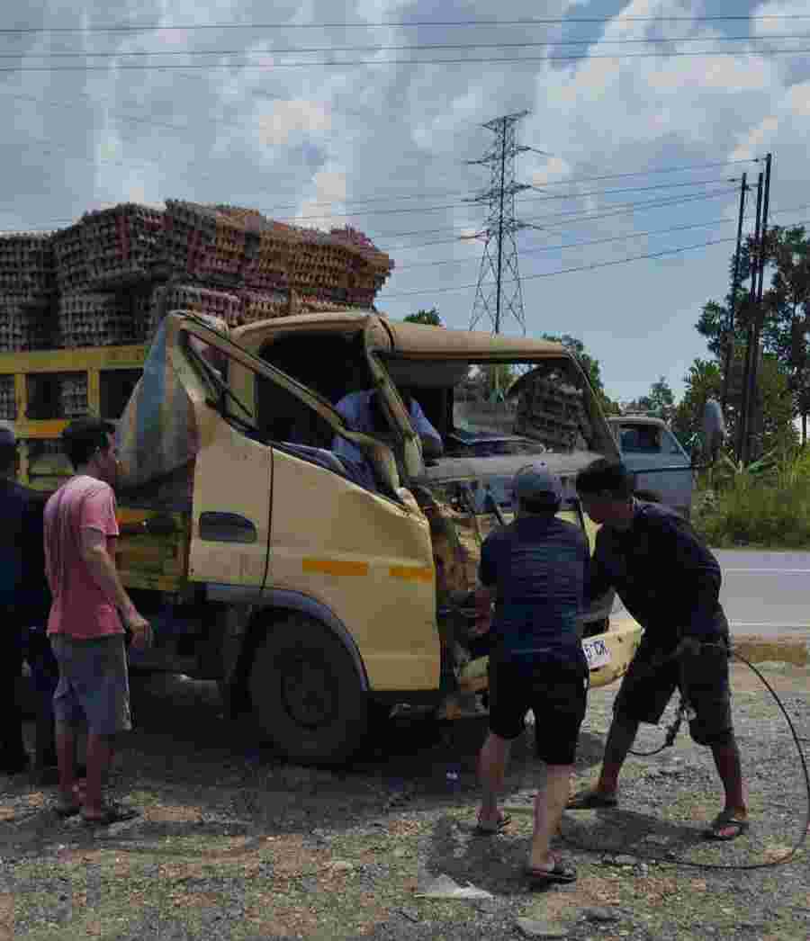 Truk Telur Alami Kecelakaan di Banjarbaru, Sopir Sempat Terjepit