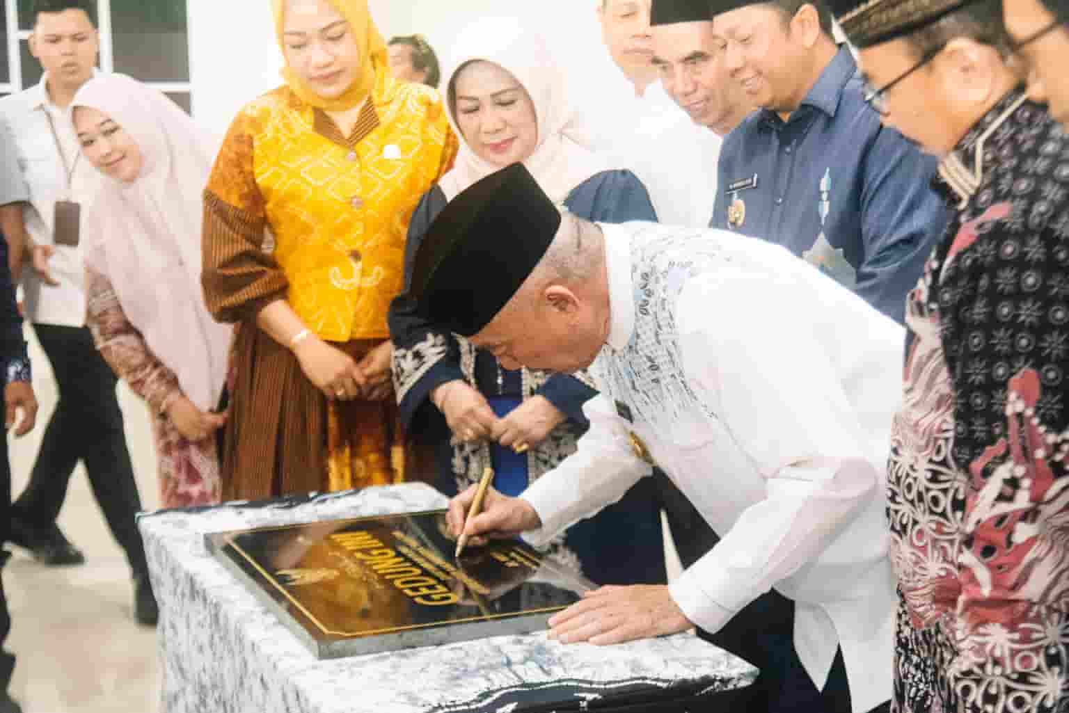 Teken Prasasti Gedung Baru Uniska, Gubernur Kalsel: Manfaatkan Sebagai Rumah Ilmu
