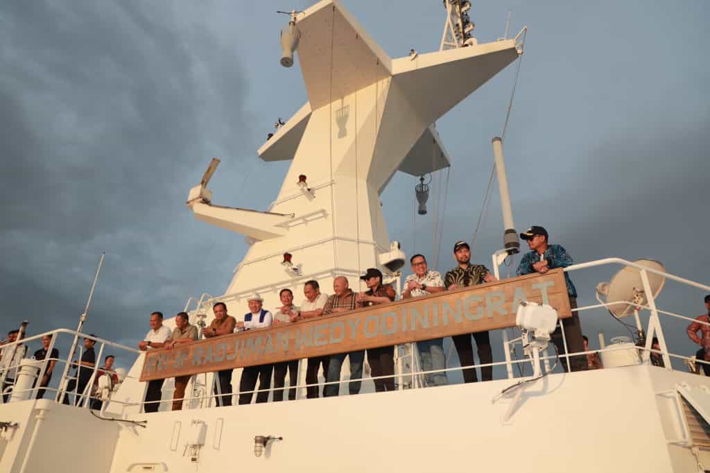 KRI dr. Radjiman Wedyodiningrat–992 Bersandar di Pelabuhan Trisakti, Gubernur Kalsel Nikmati Sunset dari Atas Kapal Rumah Sakit