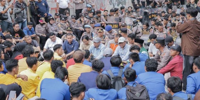Bertajuk ‘Indonesia (C) Emas’, DPRD Kalsel Terima Aksi Unjukrasa BEM se Kalsel