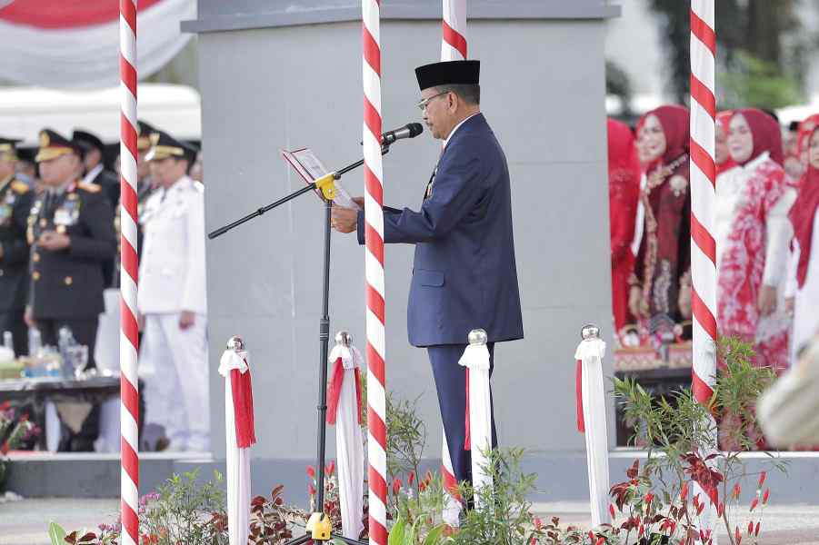 Supian HK Bacakan Teks Proklamasi pada Upacara HUT ke-80 RI di Banjarbaru