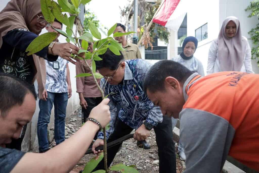 Sekretaris DPRD Kalsel Tanam Pohon Sambut Hari Jadi ke-75 Provinsi